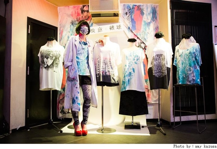 音楽系イラストレーター、フクザワによるアパレル・ブランド始動。GEN（04 Limited Sazabys）、河内健悟（ircle）、岩田真知（aquarifa）らのファッション・スナップを掲載したWEBサイトも開設