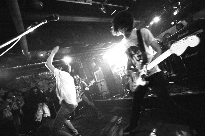 4人組オルタナティヴ・ロック・バンド Qomolangma Tomato、自主レーベル"shigarami production"設立。6/17に1stミニ･アルバム『かなしみ射抜こう』リリース決定