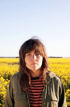 オーストラリア発の新世代ギター・ヒロイン Courtney Barnett、10月に東阪で初のジャパン・ツアー開催決定。デビュー・アルバム収録曲「Dead Fox」のアニメMV公開