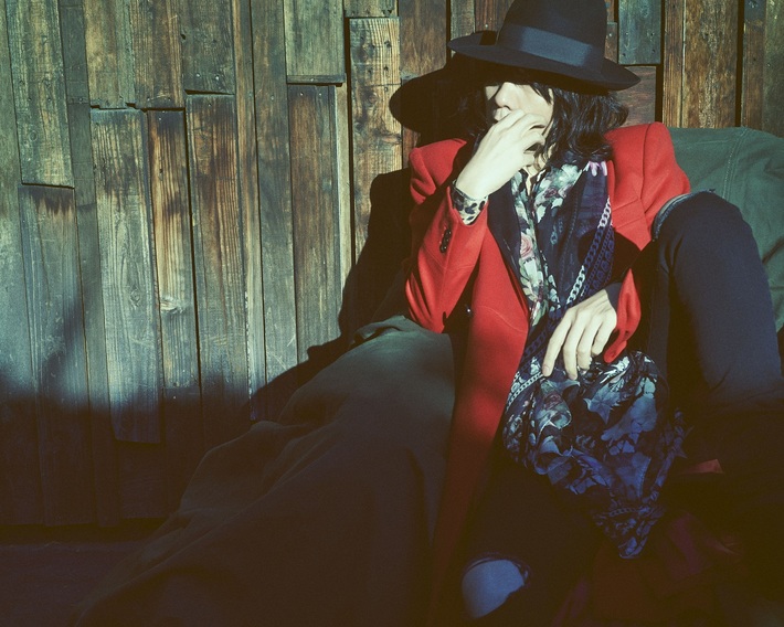 吉井和哉、7/10に郡山にて開催されるライヴハウス公演を全国の映画館にて生中継決定。伝説のアド・トラック"STARLIGHT号一番星"のミニチュア付き記念チケットの販売も決定