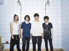 [Alexandros]、6/22より新宿巨大ビジョンにて"This Summer Festival 2014" Zepp Tokyo公演のライヴ映像放映決定。抽選でラバー・リストバンドが当たるプレゼント企画も実施