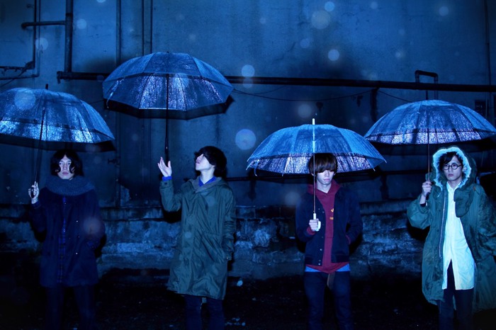 東京発の女々しい系ポップ・ロック・バンド、イロムク、8/19に1stミニ・アルバム『アパートメント』リリース決定。収録曲「ままごと」のMVも公開