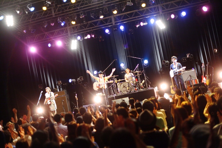 D.W.ニコルズ、10/11に赤坂BLITZにてワンマン・ライヴ"感謝の￥1,000ブリッツ！"開催を発表＆ニュー･シングル『ハッピーラッキーデイ』リリース決定