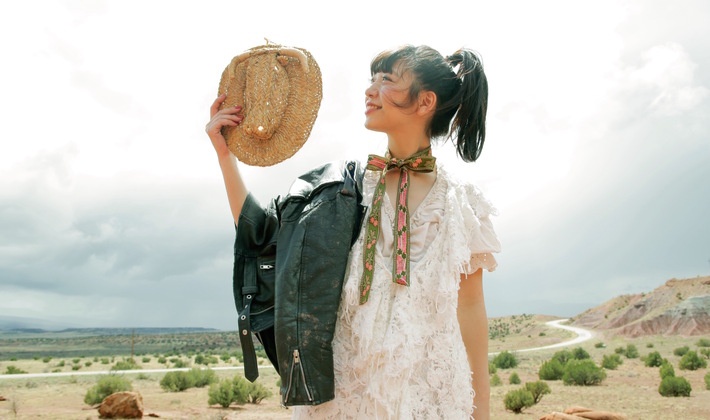 SEBASTIAN Xの永原真夏（Vo）、7/23リリースの1st EP『青い空』と写真集ZINE『SALVATION JOURNEY』のトレーラー映像公開