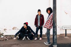 3兄弟ガレージ・パンク・バンド RADKEY、明日9/2リリースのデビュー・アルバム『Dark Black Makeup』の全曲フル音源＆日本語でのメッセージ動画公開