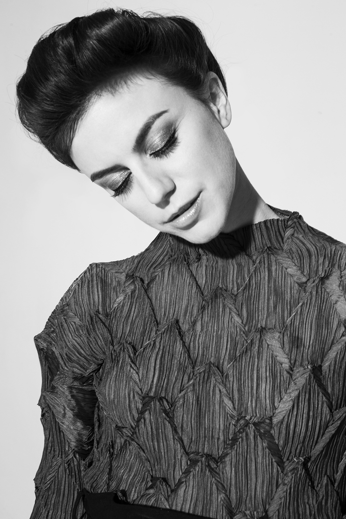 元DIRTY PROJECTORSのAngel Deradoorianが、"DERADOORIAN"としてリリースするソロ･デビュー･アルバム『The Expanding Flower Planet』より「Komodo」の音源公開