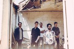FOALS、9/16リリースのニュー･アルバム『What Went Down』より「A Knife In The Ocean」のリリック・ビデオ公開