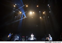 RADWIMPS、9/16リリースのライヴBlu-ray&DVD『青とメメメ』のジャケ写公開。サマソニ出演時のライヴ写真も到着