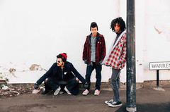 3兄弟ガレージ・パンク・バンド RADKEY、9/2にリリースするデビュー・アルバム『Dark Black Makeup』より「Love Spills」のMV公開