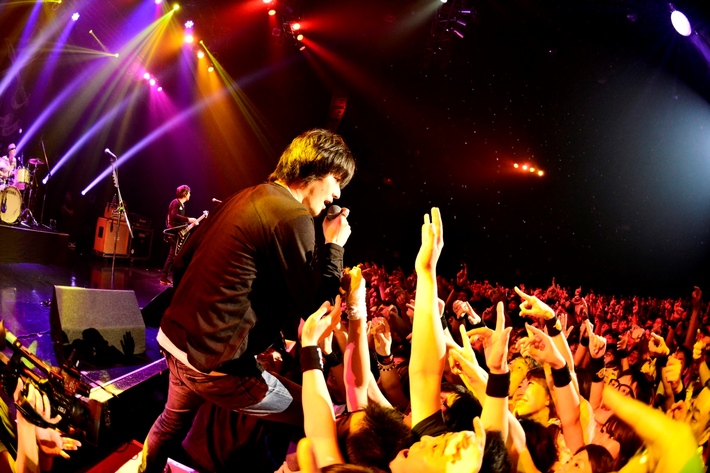 the pillows、8/31より西武新宿駅前"ユニカビジョン"にて3月に行った"moondust tour"ファイナルZepp Tokyo公演のライヴ映像の放映を開始