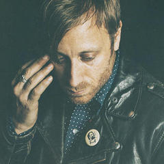 THE BLACK KEYSのDan Auerbach（Gt/Vo）のソロ・プロジェクト THE ARCS、9/4リリースのデビュー・アルバム『Yours, Dreamily』より「Put A Flower In Your Pocket」のMV公開