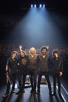 吉井和哉、年末恒例ライヴ"Beginning & The End"開催決定。9/30リリースの映像作品『YOSHII KAZUYA STARLIGHT TOUR 2015』詳細も発表