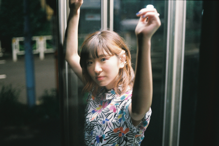 Wiennersのアサミサエ (Vo/Key/Sampler)、10/7に初の全国流通盤ワンコイン・シングル『サヨナラグッバイ』をタワレコ限定リリース＆表題曲のMV公開。自主企画ライヴも