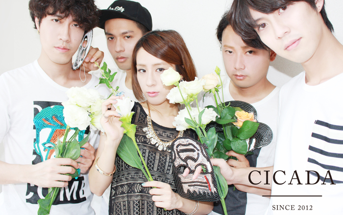 5人組気鋭ミニマル・ポップ・バンド CICADA、11/4に渋谷WWWにて開催される7インチ・シングル『stand alone』リリース・パーティのゲストにtofubeatsが決定。最新アー写も公開