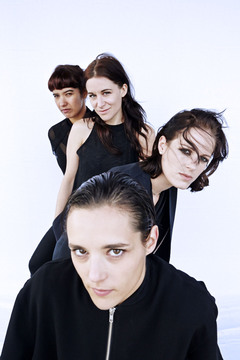 ロンドン出身の女性4人組ポスト・パンク・バンド SAVAGES、来年1月に2ndアルバム『Adore Life』リリース決定。収録曲「The Answer」のMV公開