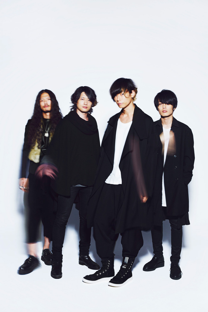 [Alexandros]、12/2リリースのニュー・シングル表題曲「Girl A」のMV公開。お馴染みの"おまけ映像"は川上洋平（Vo/Gt）が担当