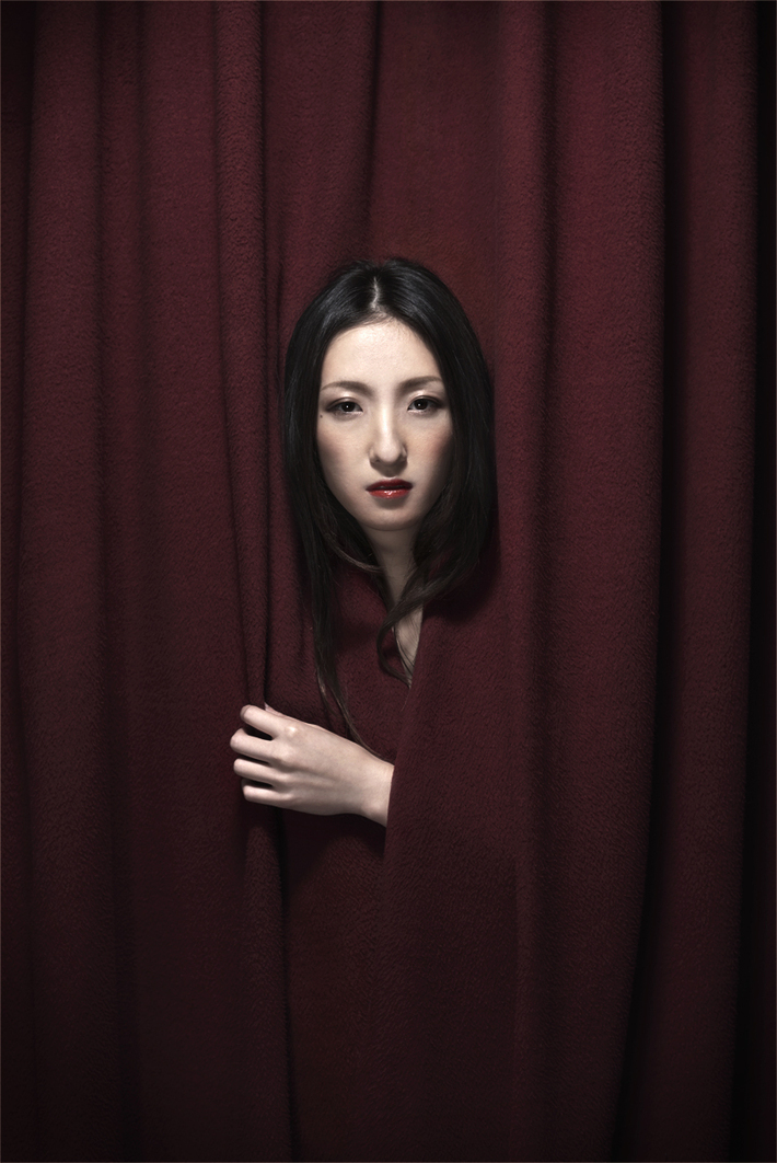 ピアノ弾き語りアーティスト 日食なつこ、12/9リリースの初のフル・アルバム『逆光で見えない』のジャケット公開