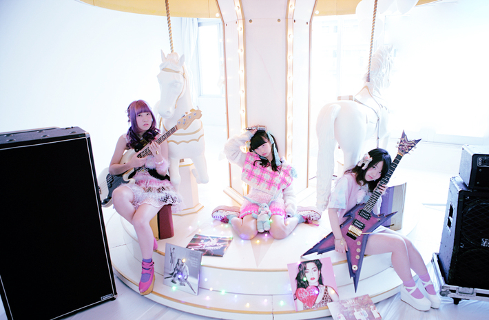 LADYBABYの黒宮れい（Vo）率いる"BRATS"、松永天馬（アーバンギャルド）が書き下ろした新曲「十四歳病」のMV公開