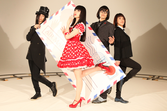 アーバンギャルドの公式グッズ取扱開始記念として、GEKIROCK CLOTHINGにてメンバー全員のサイン色紙プレゼント企画がスタート