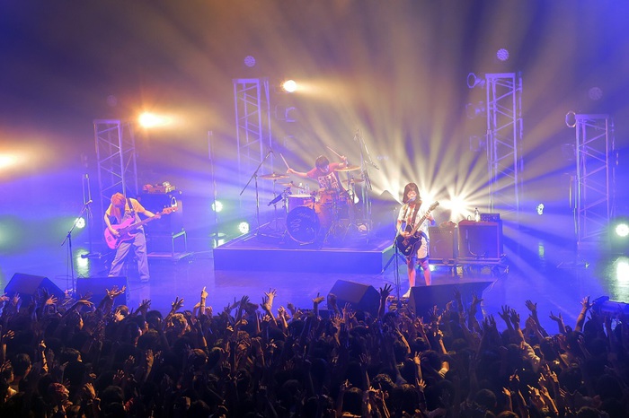 SHISHAMO、ワンマン・ツアー"熱帯夜はまだ続くけど、ガールは今日も笑わなきゃいけない"のファイナル公演の模様を12/2に"スペシャアプリ"にて配信決定。メンバーの生出演も