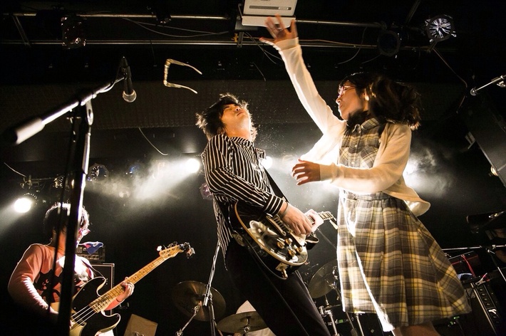 連続ビンタにフライング眼鏡も！？ シュノーケル、代官山LOOPにて開催したアルバム『EYE』レコ発記念ワンマンのライヴ・フォトを公開