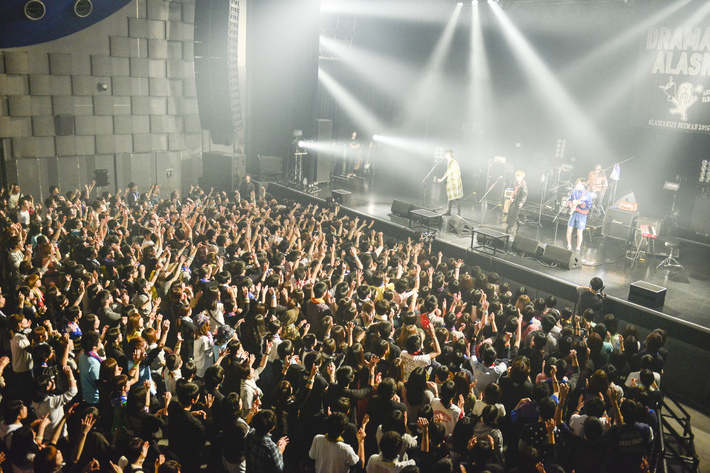 ドラマチックアラスカ、4/6に5thミニ・アルバムのリリース決定。本日なんばHatchにて開催した初のワンマン・ライヴの写真も到着