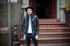 "そっくりさん"な栗原類も登場！ 英国フォーク・ポップの次世代ヒーロー James Bay、2/5リリースのデビュー・アルバム『Chaos And The Calm』のCM公開