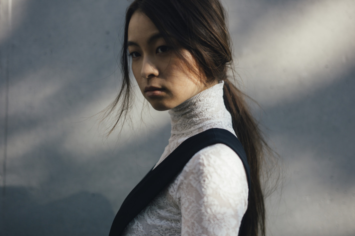 片平里菜、明日1/13リリースのニュー・シングル『この涙を知らない』のジャケットはすべて直筆サイン入り！サイン風景の映像も公開