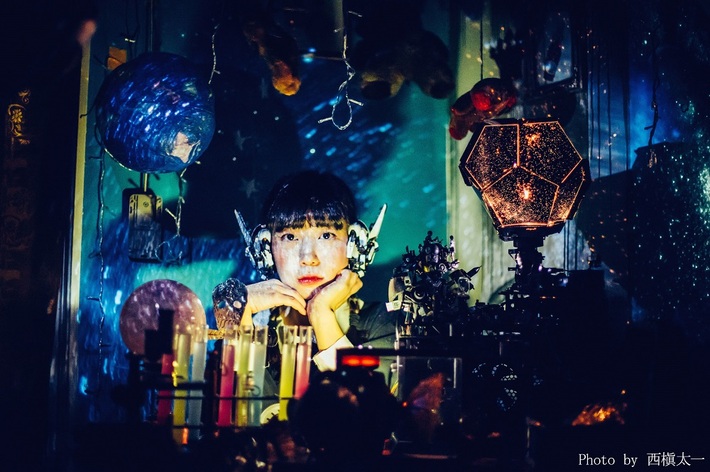 SEBASTIAN Xの永原真夏（Vo）、3/16に1stミニ・アルバム『バイオロジー』リリース決定。5月に東名阪レコ発ツアーも開催