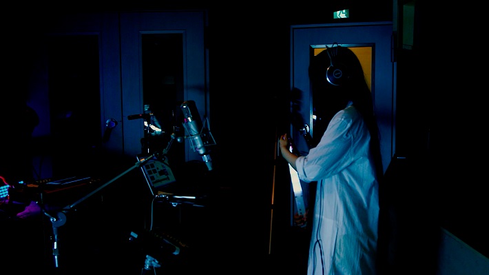 やくしまるえつこ、"Yakushimaru Experiment"名義で即興／朗読／数字を扱う実験コンセプト・アルバム『Flying Tentacles』を3/30にリリース決定