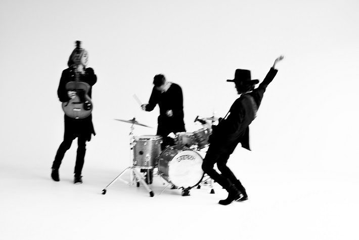 チバユウスケ、中村達也、イマイアキノブによるロックンロール・バンド THE GOLDEN WET FINGERS、3月に2ndアルバム『CHAOS SURVIVE INVADER』リリース決定