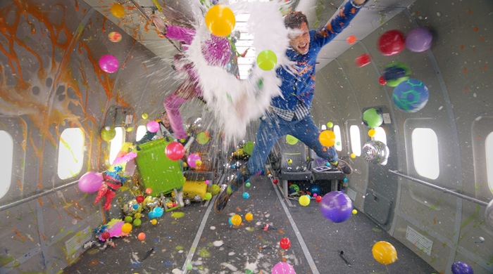 OK GO、最新アルバム『Hungry Ghosts』より、無重力空間で撮影された「Upside Down & Inside Out」のメイキング映像公開