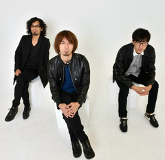 "94都道府県ツアー"を終えた鶴、5月に新曲のみを披露する東名阪ワンマン・ツアーの開催を発表