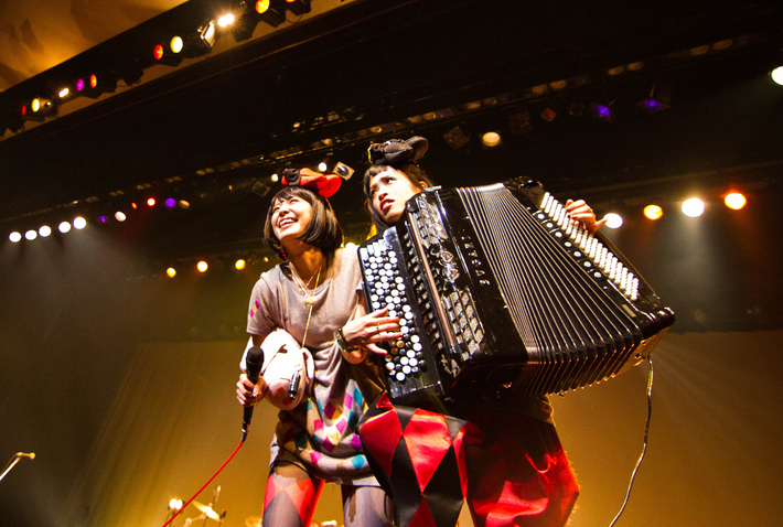 チャラン・ポ・ランタン、5/11に映像作品&ショウCD『女たちの残像』リリース決定。本日開催する新宿文化センター公演も収録