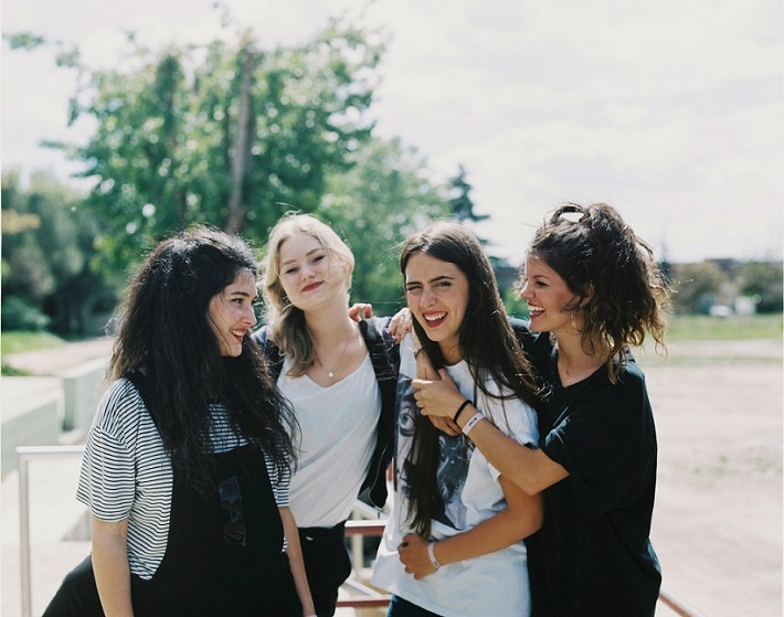 世界最強の新世代DIYガールズ・バンド HiNDS、4/18に開催する初来日公演がソールド・アウト。オープニング・アクトにドミコが決定