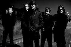 SUEDE、最新アルバム『Night Thoughts』より「What I'm Trying To Tell You」のMV公開
