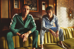 4月に来日公演を行うTHE LAST SHADOW PUPPETS、4/1リリースのニュー・アルバムより表題曲「Everything You've Come To Expect」の超シュールなMV公開