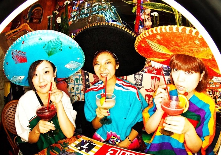 つしまみれ、まり（Vo/Gt）がデザインを手掛けた"オリジナル・チケット封筒"の無料ダウンロードがスタート