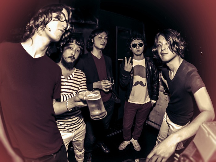 "今、日本で最も酒が進むライヴ・バンド"と称される5人組 Christopher Allan Diadora、8月に2ndフル・アルバム『Midnight Swim』の配信リリース決定