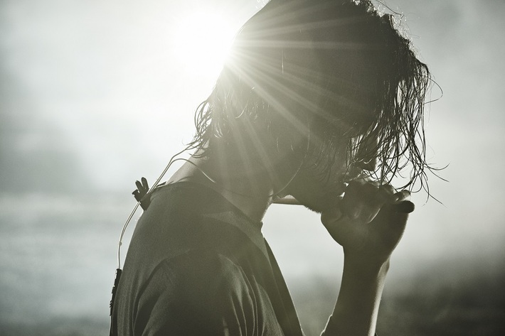 金子ノブアキ（RIZE）、5/11にリリースするニュー・アルバム『Fauve』より煙が舞う奇跡の一瞬を捉えた「Take me home」のMV公開