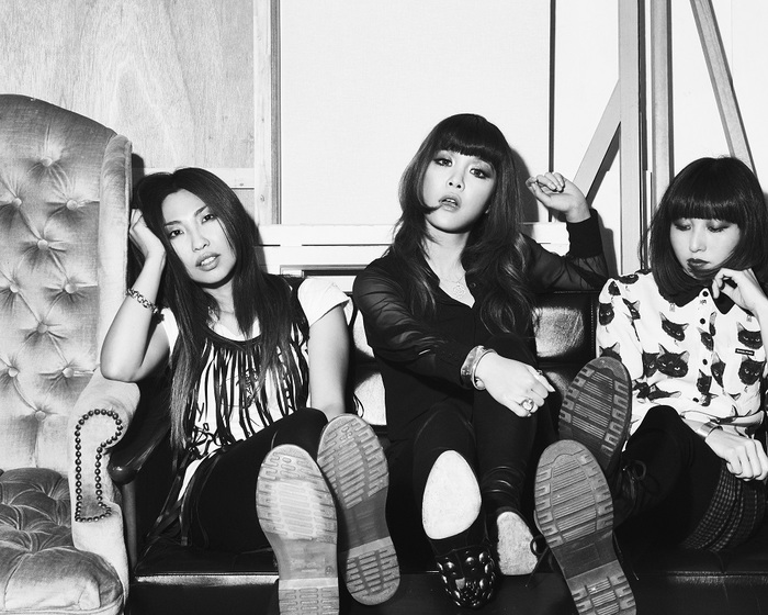 名うての女性ロッカー3人組 PIGGY BANKS、4/6リリースの1stアルバム『タイムスリラー』収録曲「Funky Monkey Ladies」のMV公開