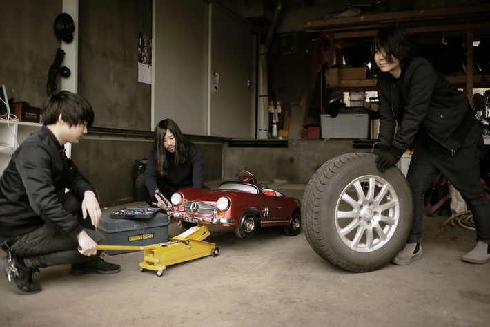 活動終了を発表したGalileo Galilei、6/15リリースのベスト・アルバム『車輪の軸』の詳細発表。歴代ワンマン・ライヴ・ツアーの写真、ファンからのメッセージ・フラッグなど付属