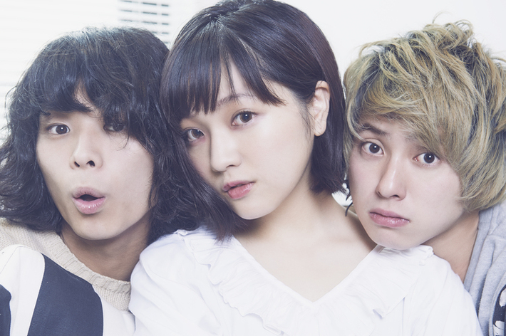 坂本遥（THEラブ人間）らによる3ピース・バンド