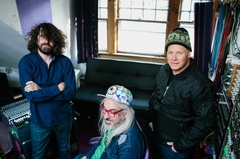 DINOSAUR JR.、8/5リリースのニュー・アルバム『Give A Glimpse Of What Yer Not』より「Tiny」の音源公開
