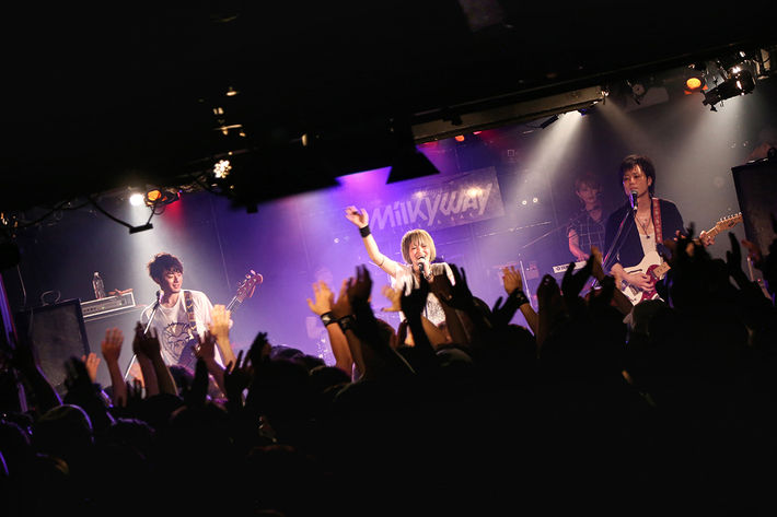 佐賀県出身のシンガー・ソングライター"カノエラナ"、ワーナーミュージック・ジャパンよりメジャー・デビュー決定！1stミニ・アルバム『カノエ参上。』を8/31にリリース