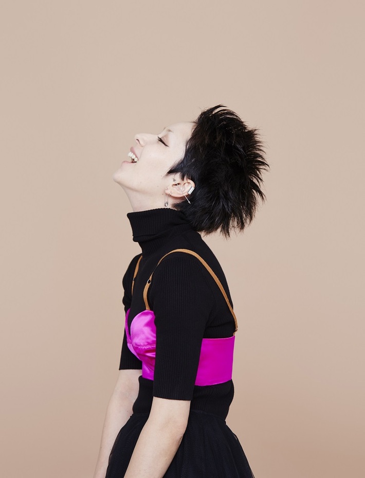 デビュー12周年を迎えた木村カエラ、Microsoft"Surface Book"とコラボした新曲「BOX」のMVメイキング映像公開