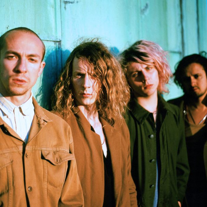 MYSTERY JETS、最新アルバム『Curve Of The Earth』より「Bombay Blue」のMV公開