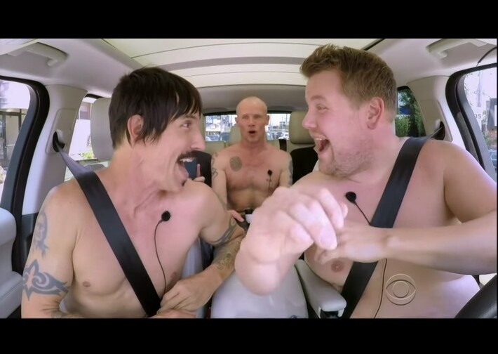 RED HOT CHILI PEPPERSが車内で大暴走！？ 米TV番組の人気企画で裸になって披露した車中でのカラオケ映像公開