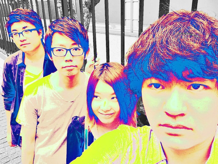 【スマホ視聴推奨】男女混合4人組の日本語ポップス・バンド "0℃ PARADE"、1stアルバム『TULI』より「teenageはfantasy」のリリック・ビデオ公開