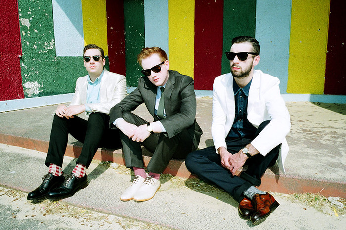 サマソニに出演するTWO DOOR CINEMA CLUB、10月リリースのニュー・アルバム『Gameshow』より「Are We Ready? (Wreck)」のMV公開